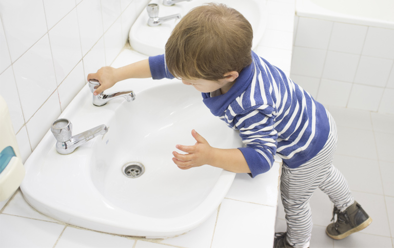 Kleines Kind wäscht selber seine Hände - Pädagogische Fortbildung für Autonomie und Partizipation