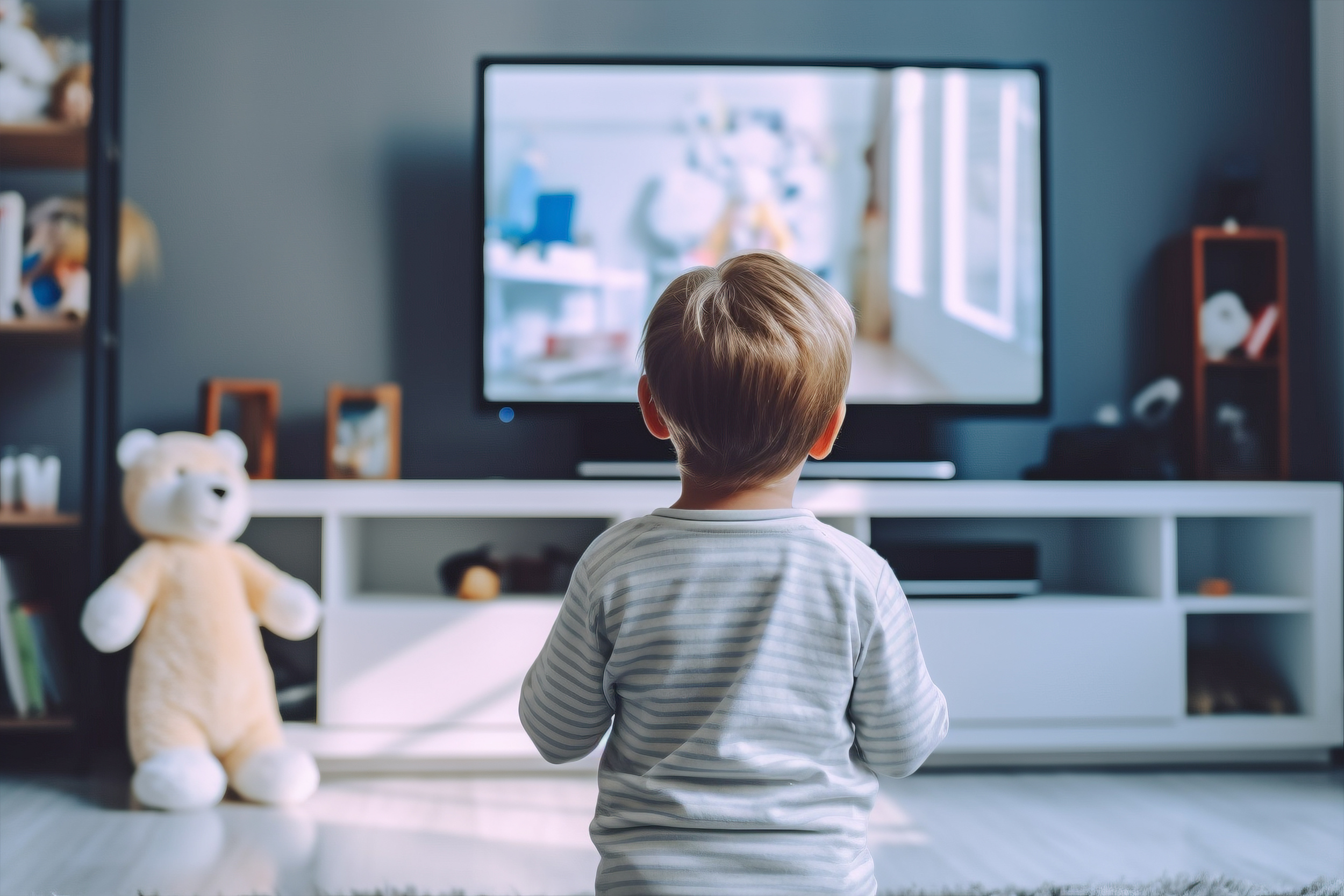 Ein Kind schaut TV - Pädagogische Fachtraining für Mediennutzung für Kinder U3
