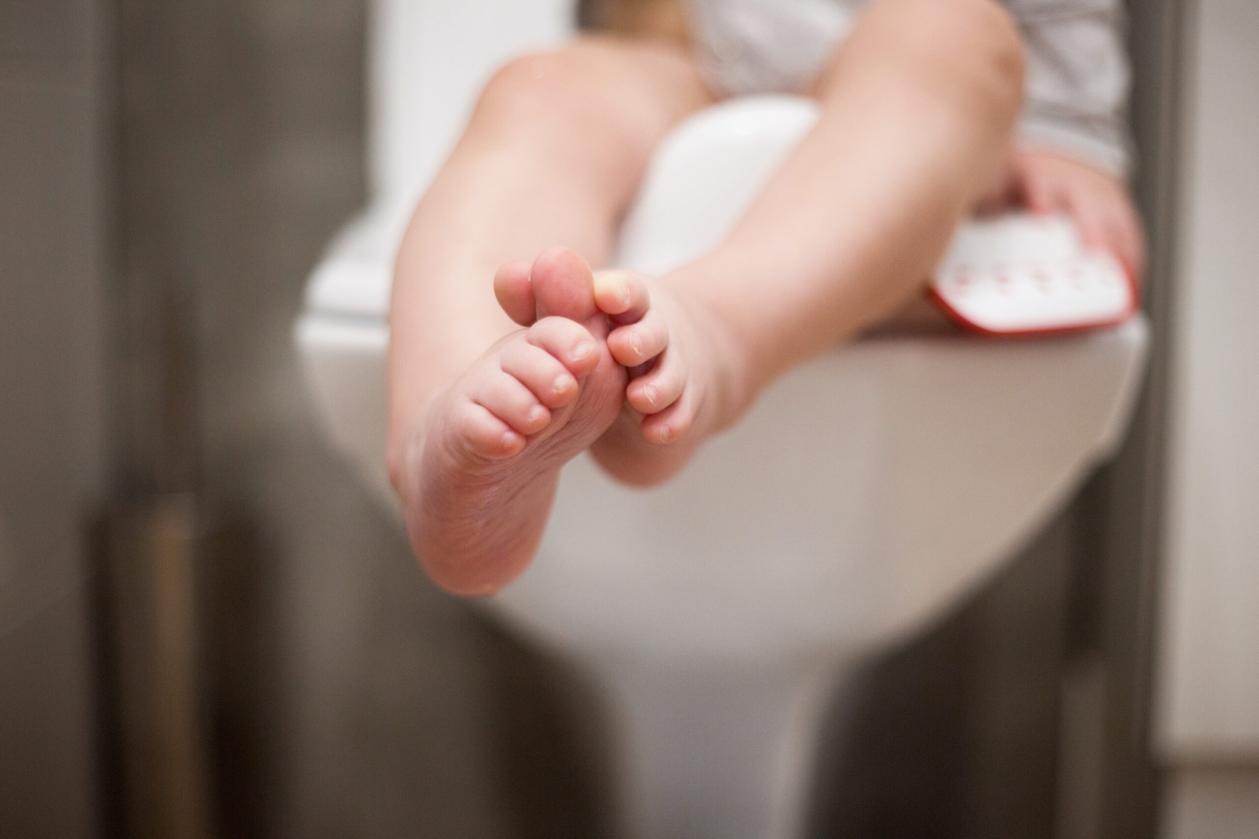 Baby sitzt auf der Toilette